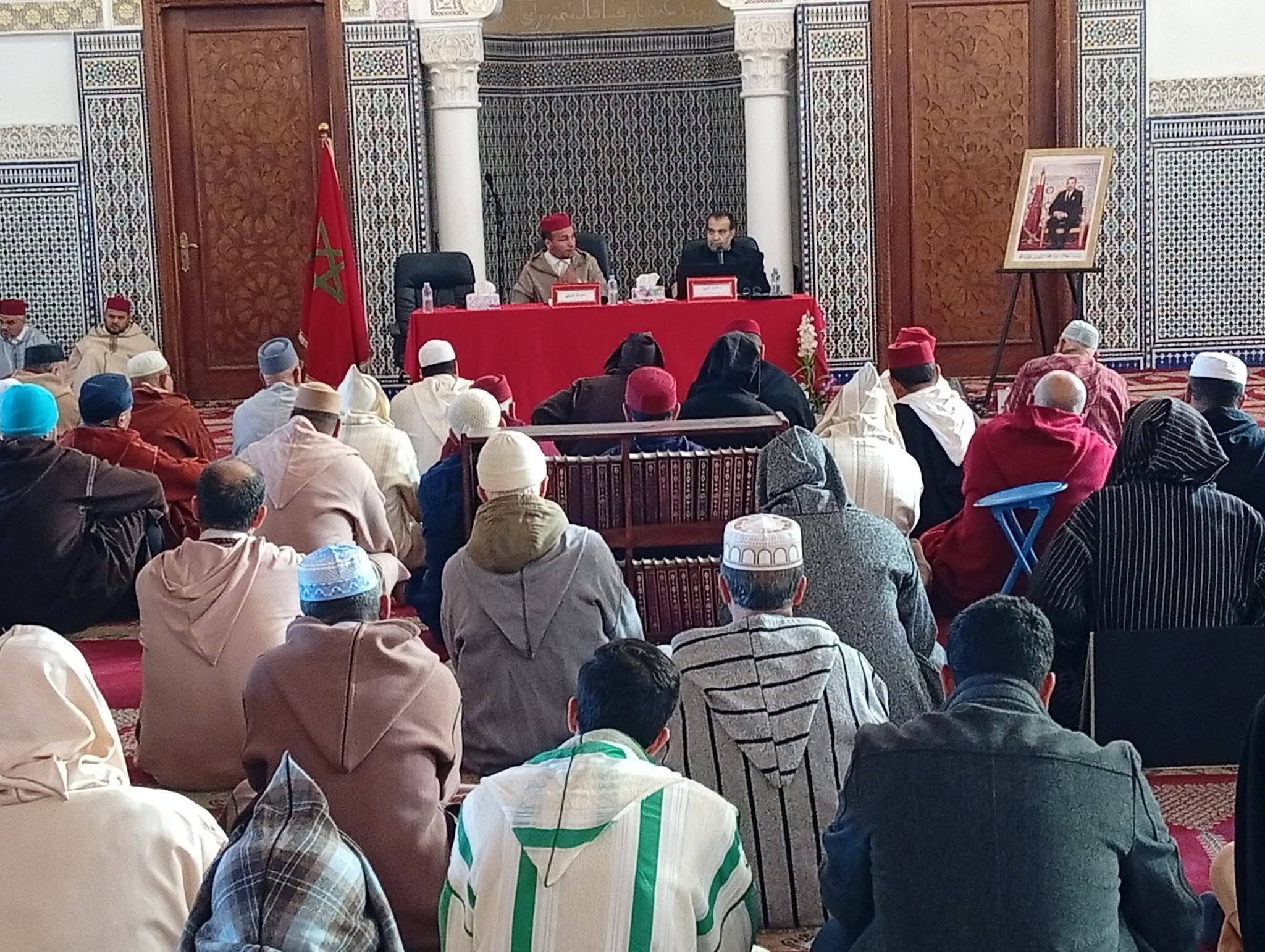 يوما إخباريا لفائدة القيمين الدينيين لشرح الدليل الخاص بتنظيم الغرض من الأماكن المخصصة لإقامة شعائر الدين الإسلامي فيها ، وكذا شروط وضوابط ومعايير التخطيط والترخيص ببنائها وإصلاحها وتسييرها والتدابير المنظمة لتأهيل وتكليف القيمين الدينيين بالمساجد