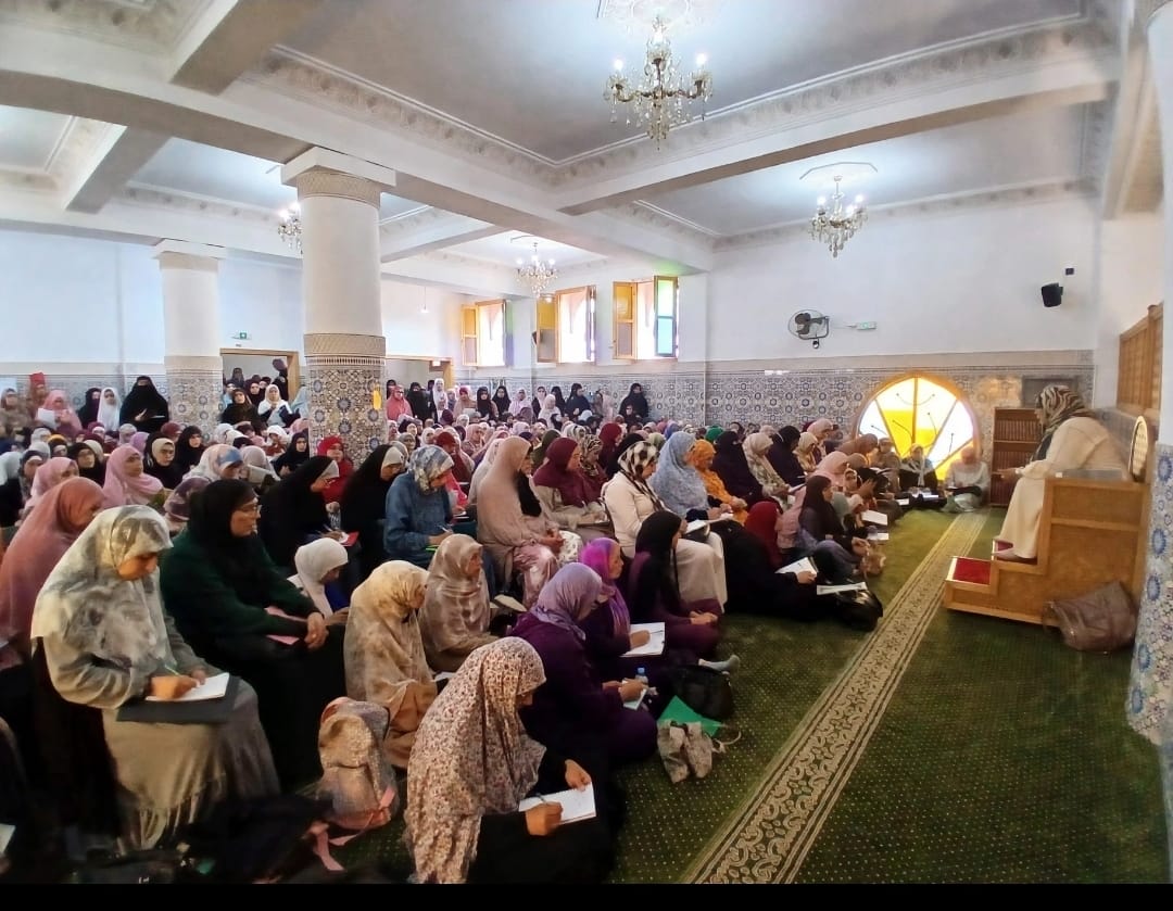 العناية بالعلوم الشرعية، وتعزيز الصلة بكتاب الله تعالى، وترسيخ الاعتزاز باللغة العربية بوص