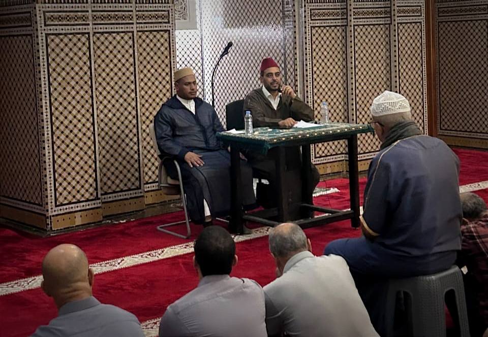 صور من الندوة العلمية بمسجد الفجر بالصخور السوداء، بعنوان: "بيان الأحكام المتعلقة بمن تنقص